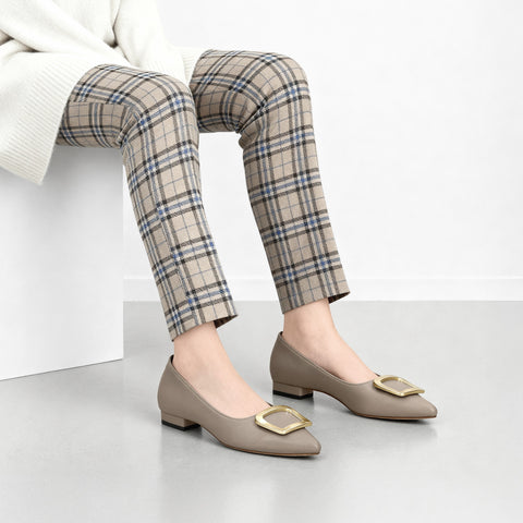 2025AW：ポインテッドトゥ バックル付き フラットシューズ（4785）グレージュ/mamian（マミアン）