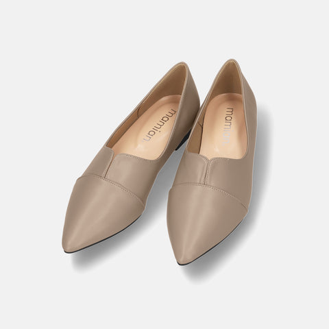 2026AWBI：ポインテッドトゥ フラット 切替ドレスシューズ（154）グレージュ/mamian（マミアン）