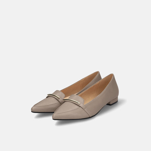 予約：2026AW：ポインテッドトゥ ゴールドビット ローファー（m17070）グレージュ