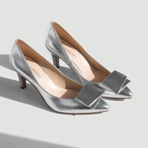 予約：2026SS：リボン付き ポインテッドトゥパンプス（m72027）シルバー